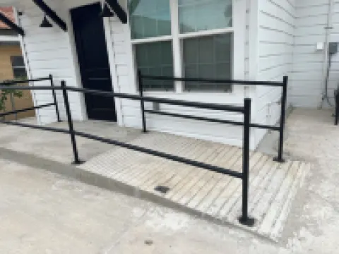 Charming 2-bedroom cottage in Laredo with high-speed WiFi, AC