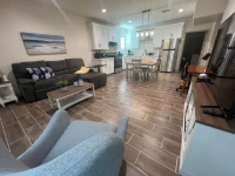 Charming 2-bedroom cottage in Laredo with high-speed WiFi, AC