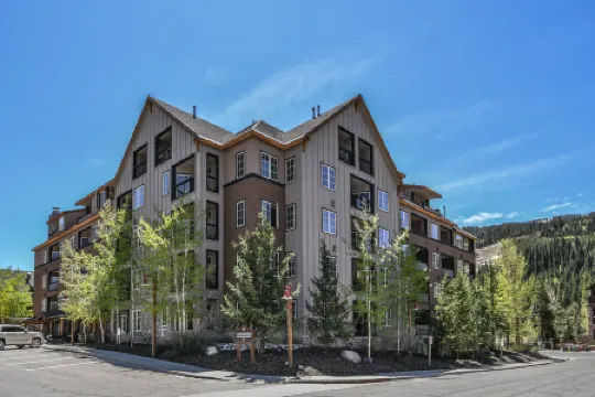 Heated Pool and Hot Tubs Steps from Slopes - Cozy Mountain Retreat