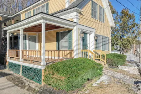 Well-appointed studio right downtown - less than a mile to Okemo Mountain Отели в г. Ридинг