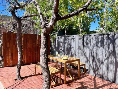 Retro House 3-bedrooms @St Peters. 2km to CBD Отели рядом с достопримечательностью «Сейнт Питерс Биллабонг»