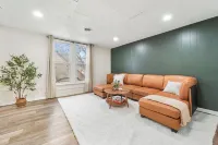 The Cozy Emerald Stay 5 Minutes to Downtown