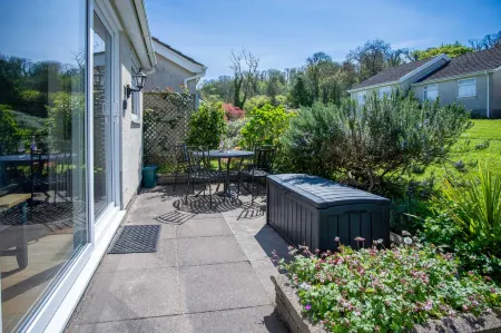 Bayview 72 - 2 Bedroom Chalet - Bayview Oxwich Отели в г. Пенрис