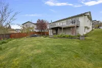 Serene Hillside Retreat- Captivating Views, Enjoyable Deck Hotels near Fred Meyer