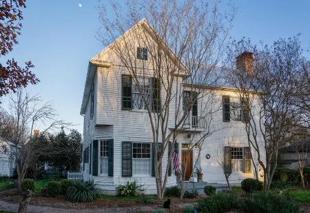 Charming Historic Home with Organic Gardens - Serene Retreat Отели в г. Бастроп