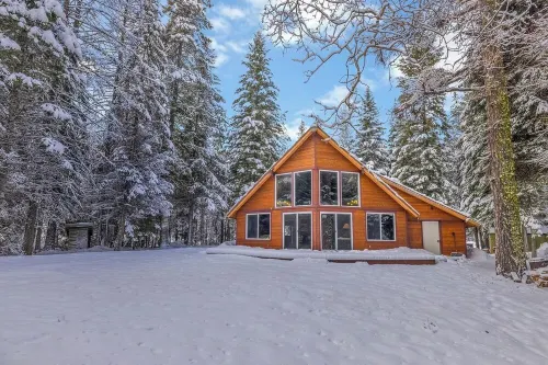 Tranquil Dog-Friendly Lake Cabin
