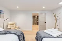 Modern Suite with Full Kitchen and Parking - Charming Cozy Retreat