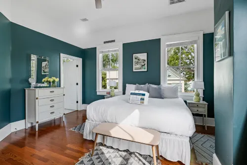 Charming Oasis with Exposed Brick and Modern Kitchen - Elegant Retreat