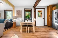 Fire Pit and Second Floor Deck - Charming Rustic Retreat Hotel di Flathead County