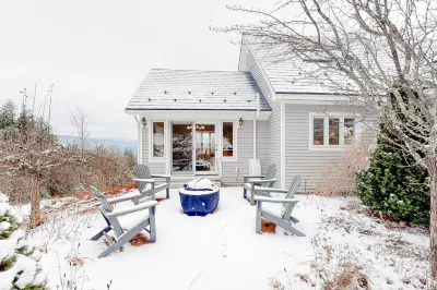 Lovely mountain retreat with amazing views, game room, firepit, & woodstove