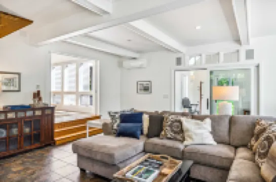 Hot Tub and Spacious Living Areas - Luxurious Cozy Haven