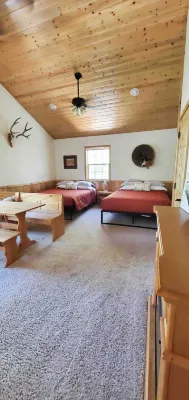 Private Wooded Nature and Jacuzzi Tub - Charming Log Cabin Hotels near Lake Powell