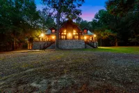 Cozy Cabin with Fire Pit and Hot Tub - Stunning Haven Hoteles en Condado de McCurtain