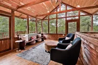 Nature Retreat with Glass Room and Fire Pit - Enchanting Forest Haven Hotel a Carroll County