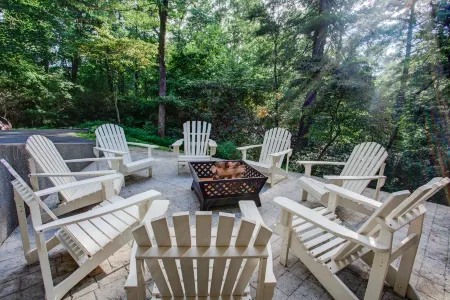 Mountain Sanctuary with Hot Tub and Game Room - Charming Retreat Отели в г. Фэрвью