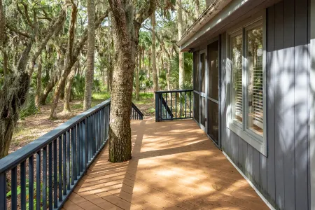 Charming Cottage with Screened Porch and Gourmet Kitchen - Inviting Retreat