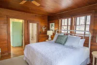 Charming Vintage Cottage - Ideal Downtown Getaway with Scenic Bliss