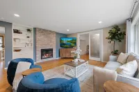 Large Decked Backyard with BBQ and Outdoor Seating - Cozy Charming Retreat Hotel a Mount Vernon
