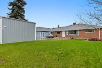 Gorgeous Retreat - Spacious Home with BBQ Deck & WiFi