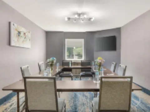 โรงแรมเบสท์เวสเทิร์นพลัส ราเลห์ แครบทรี แวลลีย์ โรงแรมในราเลห์