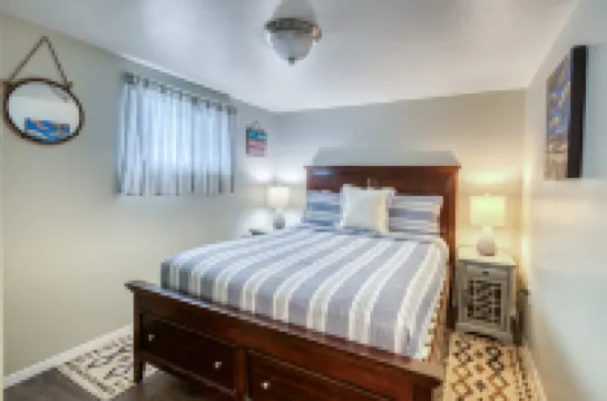 Spacious Living Area and Full Kitchen with Wifi - Charming Getaway