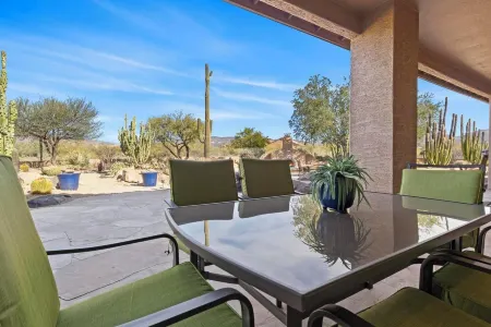 Spacious 4-bedroom house in charming Cave Creek with WiFi, AC Отели в г. Кейв Крик