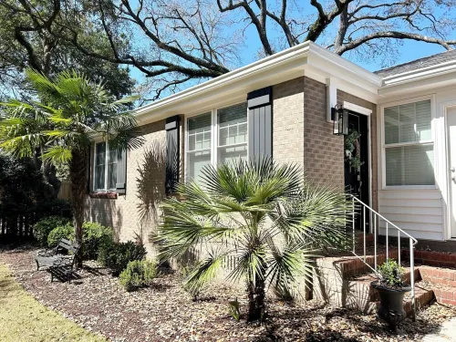 Charming 1-bedroom bungalow in beautiful DOWNTOWN Georgetown with WiFi, AC