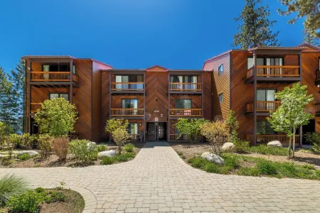 2-bedroom lakefront condo overlooking Donner Lake Отели рядом с достопримечательностью «Запад Энд Бич»