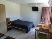 Au Petit Canal Fleuri Hotels in Ремір-Монжолі