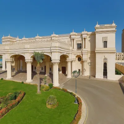 The Ritz-Carlton Jeddah Отели рядом с достопримечательностью «Jamjoom»