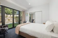 Brookside Gem - Modern 2 Bedroom Apartment