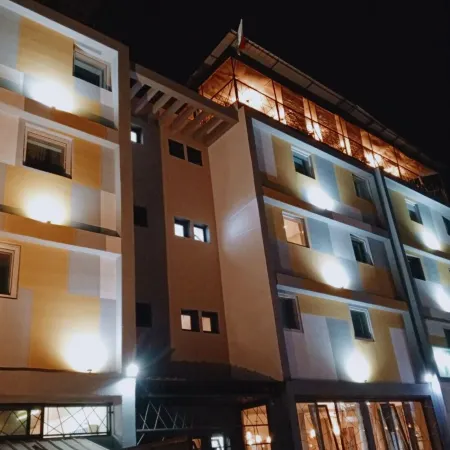 Fly Inn Madagascar Hotel - Navette Gratuite H24 - à 300m de l'Aéroport International