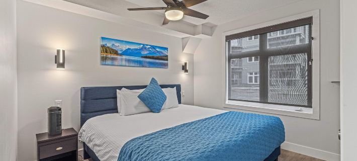 Skyline 205 Mountain View Townhouse-AC-Heated Pool-Hot Tub Ξενοδοχεία στην πόλη Canmore