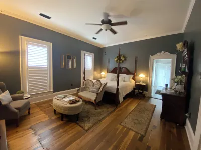 Belle Louise Historic Bed & Breakfast Hotels near Kroger