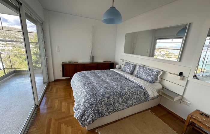 Luxurious 2-Bed Sea-Side Apartment in Saronida