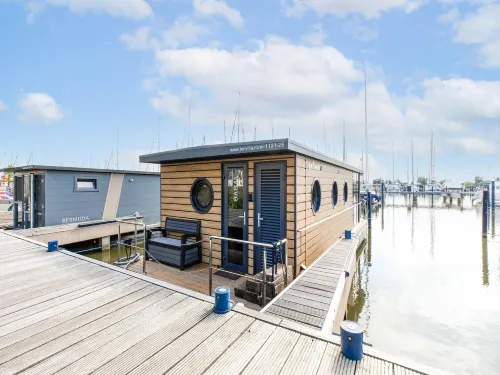 Houseboat in Volendam Marina Hotels in Volendam