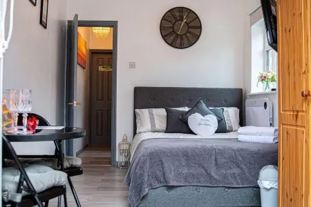 1-Bed Apartment with Private Hot Tub, Sauna & Gym