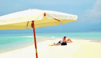 Adroit Beach Inn - Beach