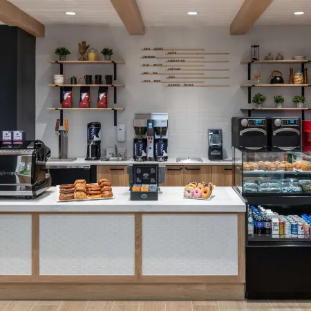 Hilton Alexandria Mark Center Отели рядом с достопримечательностью «Маяк Джонс-Пойнт»