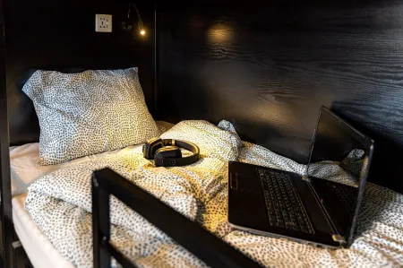 Bee Hostel Отели рядом с достопримечательностью «Лимасол Спортинг Центр»