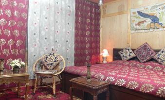 Shabrose Heritage Houseboats