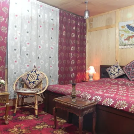 Shabrose Heritage Houseboats