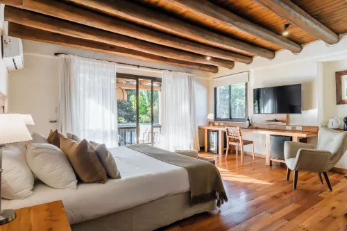 拉雷斯查克拉斯酒店