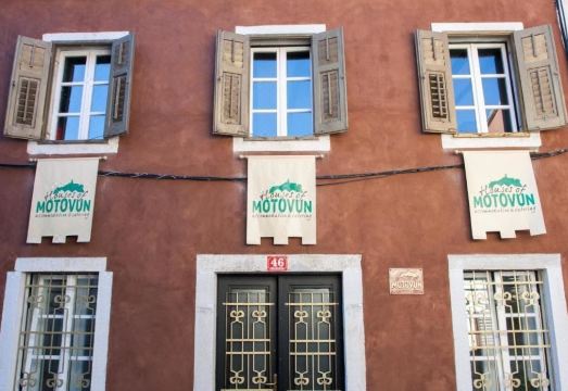 하우스 오브 골드의 컬러풀한 객실 내부 사진