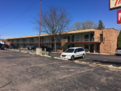 Thunderbird Motor Inn Hotels in Baraboo