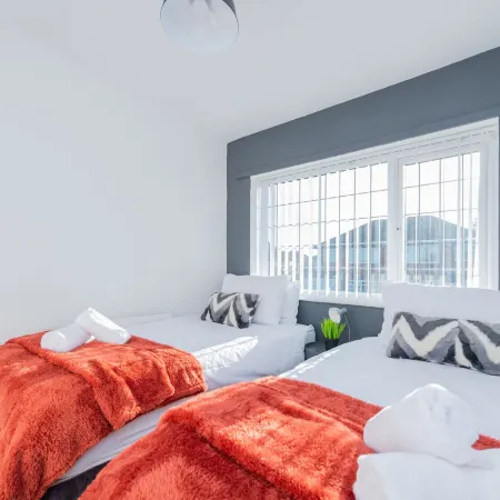 Premium 4-Bed House by Papermill, Deeside - Sleeps 6-7,Parking