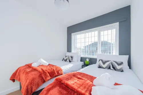 Premium 4-Bed House by Papermill, Deeside - Sleeps 6-7,Parking