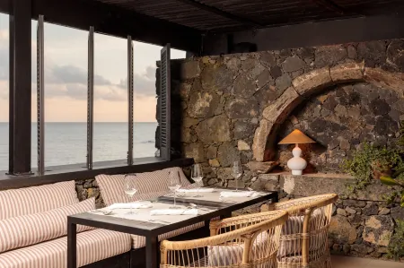 WHITE Exclusive Suites & Villas