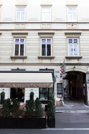 Tesla Boutique Apartments & Rooms Отели рядом с достопримечательностью «Бан Йосип Елачич»