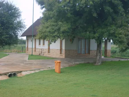 Cookes Lake Resort Отели в г. Мафикенг